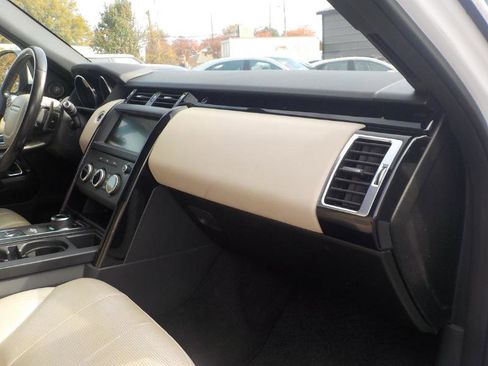 Used 2018 Land Rover Discovery SE image 37