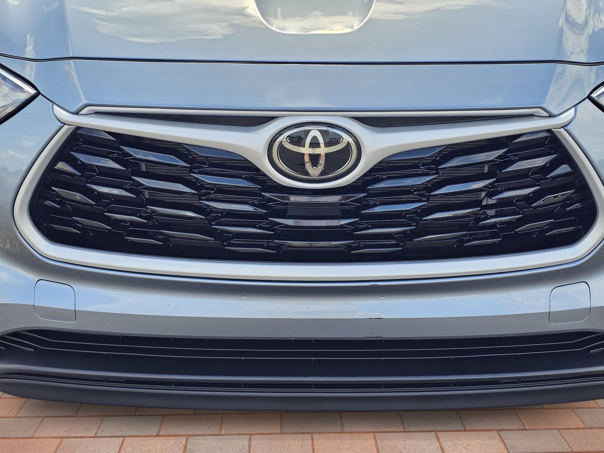 Used 2023 Toyota Highlander XLE FWD image 3