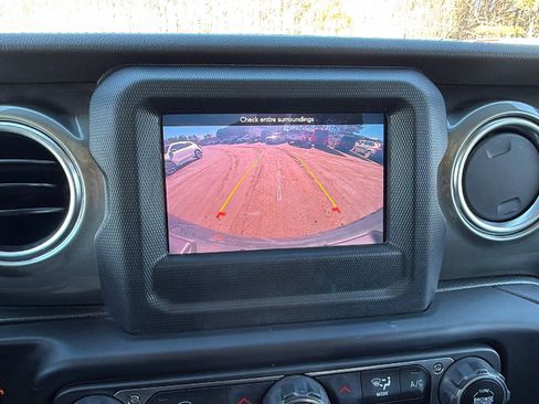 Used 2020 Jeep Wrangler Unlimited Sahara image 31