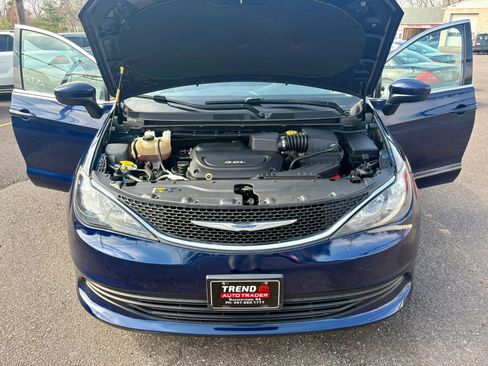 Used 2018 Chrysler Pacifica LX image 9