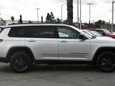 Used 2024 Jeep Grand Cherokee L Laredo AWD/4WD image 9