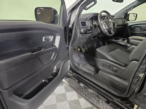 Used 2018 Nissan Titan SV w/ SV Convenience Package image 21