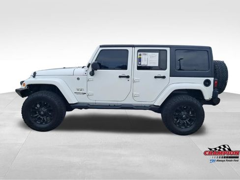 Used 2018 Jeep Wrangler Unlimited Sahara w/ Connectivity Group AWD/4WD image 4