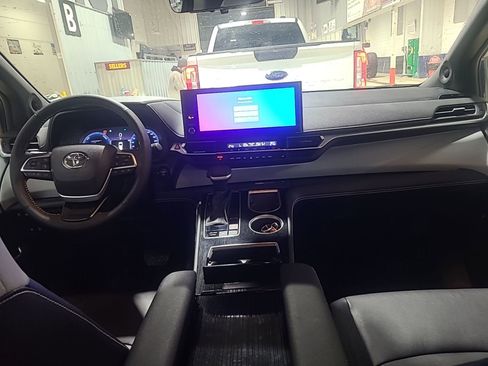 Used 2026 Toyota Sienna XSE AWD/4WD image 7