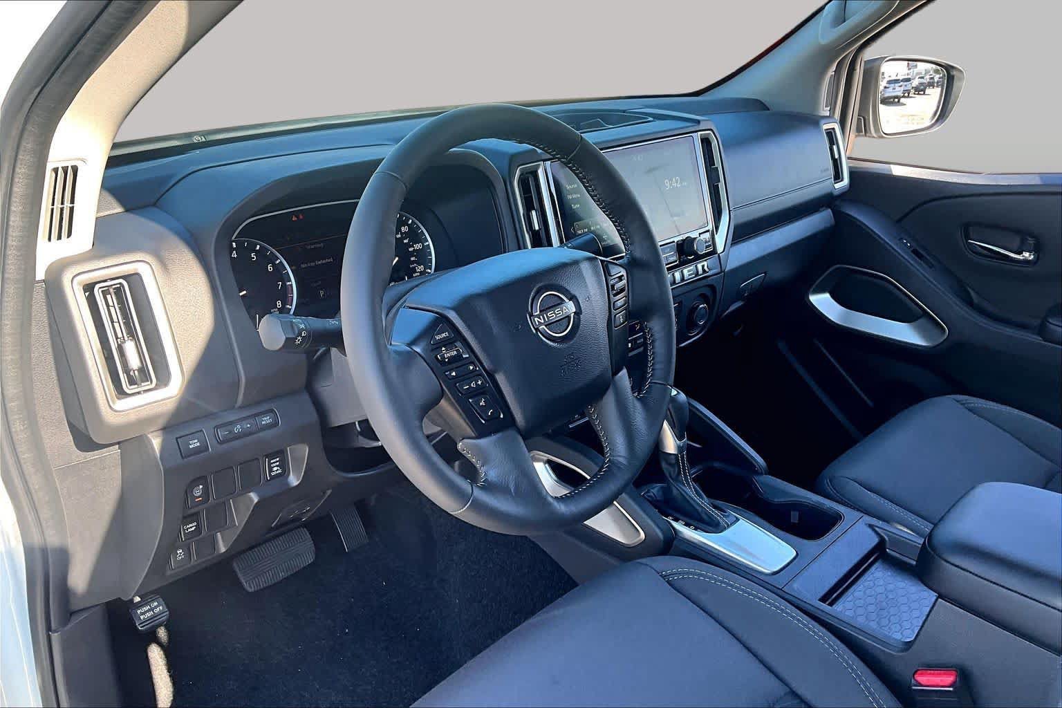 Used 2025 Nissan Frontier SV w/ SV Convenience Package RWD image 18