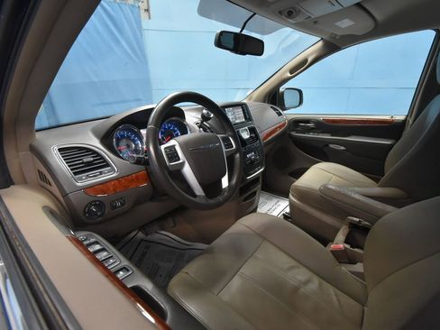Used 2016 Chrysler Town & Country Touring FWD image 2