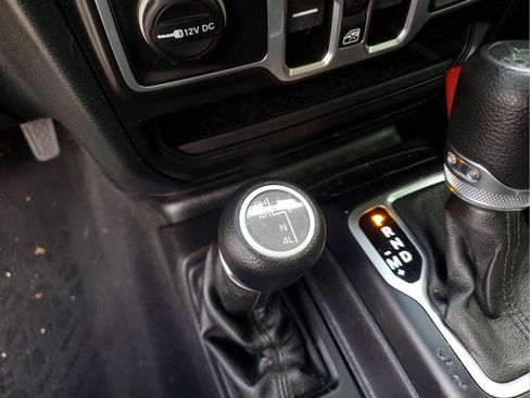 Certified 2018 Jeep Wrangler Unlimited Sport S image 19