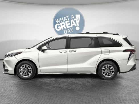 New 2026 Toyota Sienna LE FWD image 3