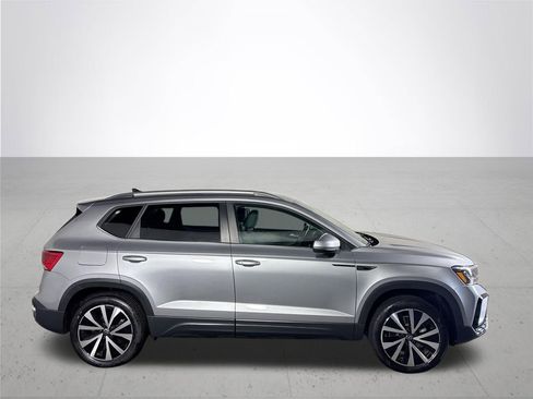 Used 2024 Volkswagen Taos SE image 5