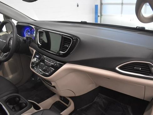 Used 2024 Chrysler Pacifica Touring-L FWD image 18