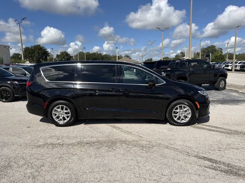 Used 2024 Chrysler Pacifica Touring-L FWD image 2