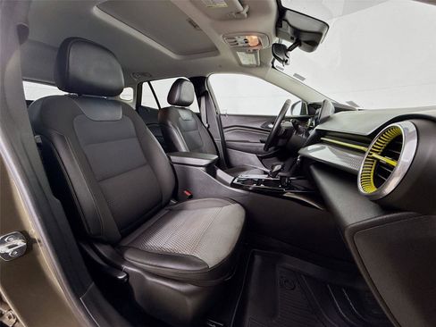 Used 2024 Chevrolet Trax LT w/ Sunroof Package image 27