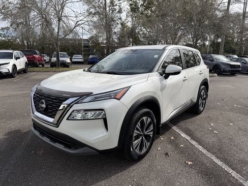 Used 2023 Nissan Rogue SV image 3