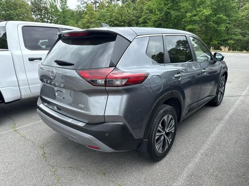 Used 2023 Nissan Rogue SV image 3