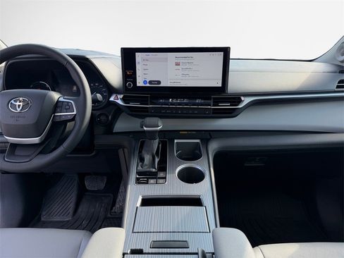 Used 2025 Toyota Sienna XLE w/ XLE Plus Package image 16