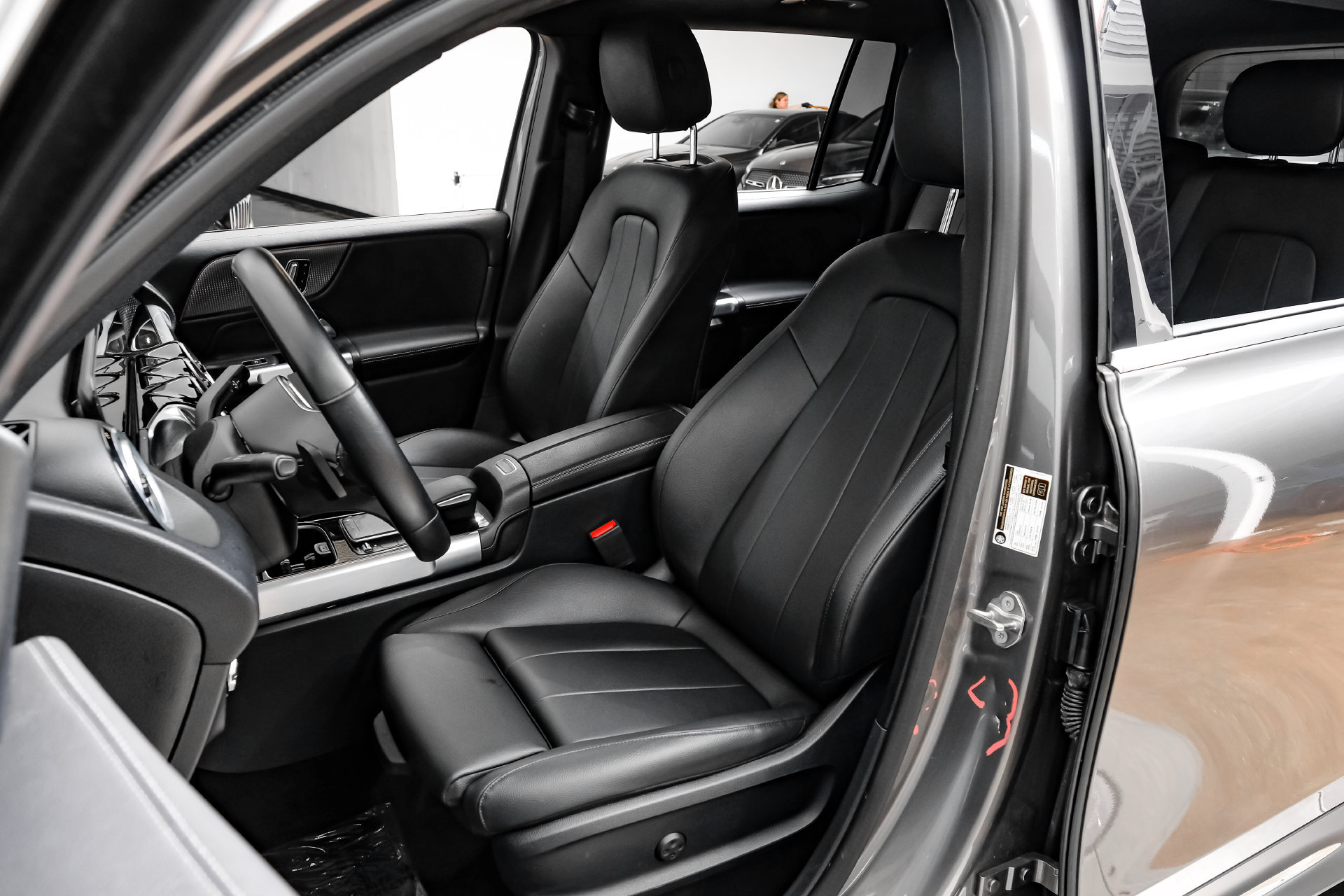 Used 2023 Mercedes-Benz GLB 250 w/ Premium Package image 34