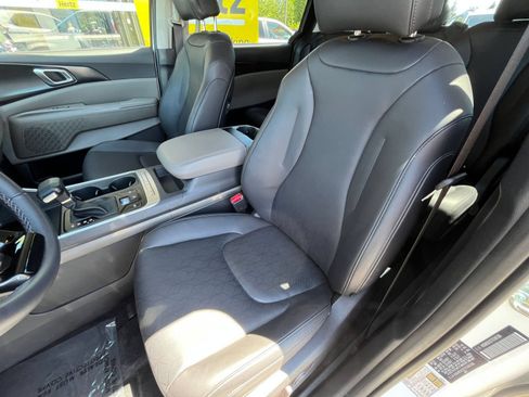 Used 2026 Kia Carnival FWD image 39