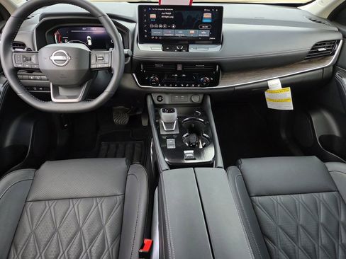 Certified 2025 Nissan Rogue Platinum w/ Tech Package image 5