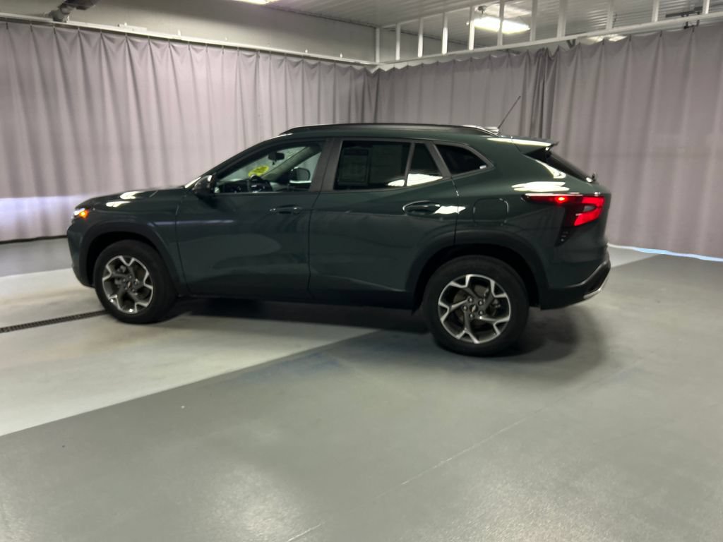 Used 2025 Chevrolet Trax LT FWD image 4