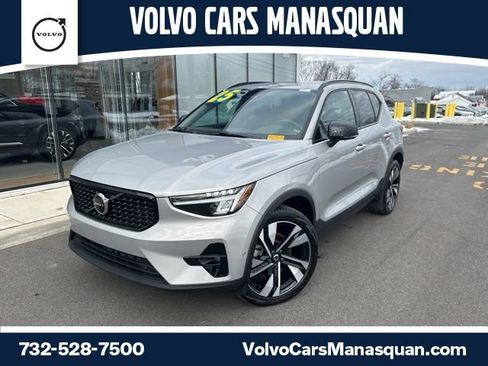 Certified 2025 Volvo XC40 B5 Plus AWD/4WD image 1