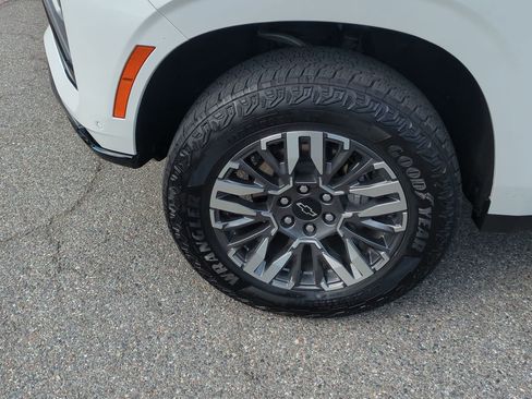 Used 2025 Chevrolet Suburban Z71 AWD/4WD image 32