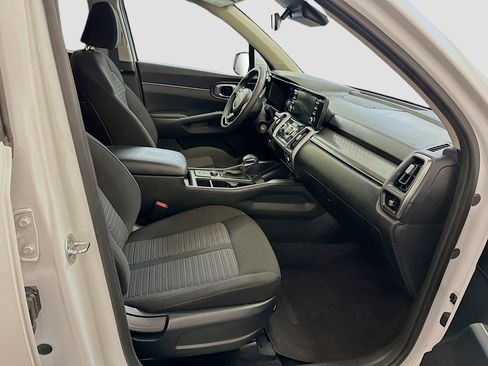 Used 2023 Kia Sorento LX image 31