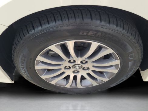 Certified 2018 Toyota Sienna XLE image 10