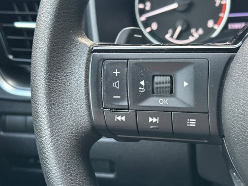 Used 2022 Nissan Rogue SV image 31