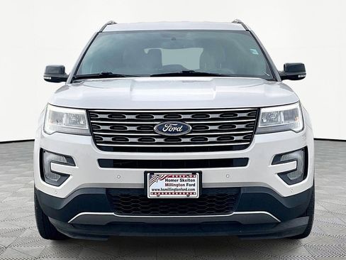 Used 2017 Ford Explorer XLT w/ Equipment Group 202A image 3