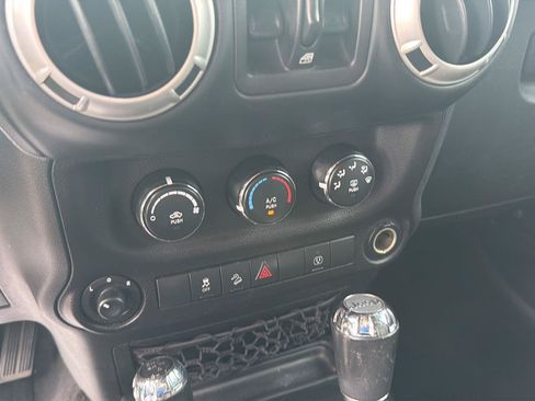 Used 2018 Jeep Wrangler Unlimited Sahara w/ Connectivity Group AWD/4WD image 18