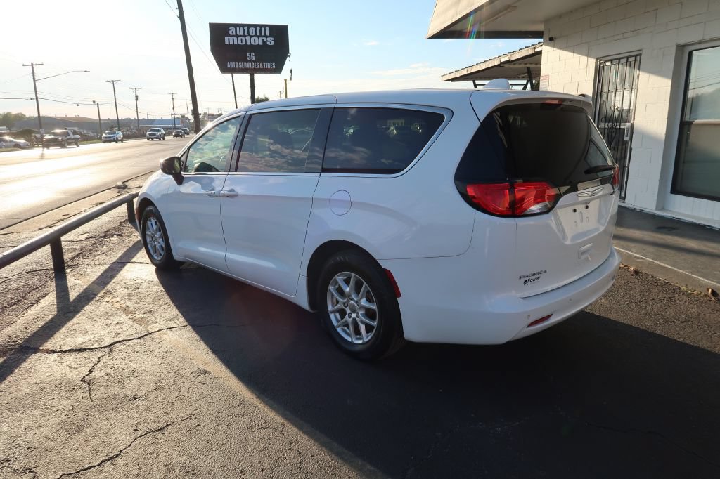 Used 2018 Chrysler Pacifica Touring w/ Security Group FWD image 4