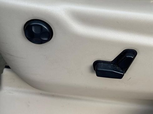 Used 2019 Jeep Grand Cherokee Overland RWD image 17