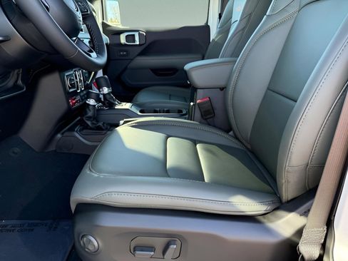 New 2026 Jeep Gladiator Mojave image 16