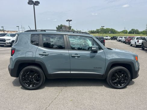 Used 2017 Jeep Renegade Altitude w/ Advanced Technology Group AWD/4WD image 4