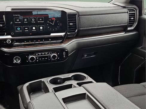 Used 2024 GMC Sierra 1500 SLE image 17