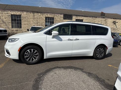 Used 2021 Chrysler Pacifica Touring-L image 4