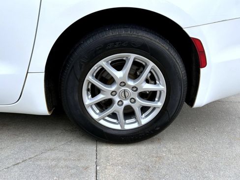 Used 2022 Chrysler Pacifica Touring-L FWD image 22