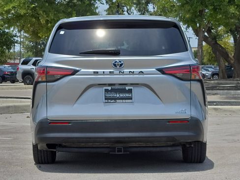 Used 2022 Toyota Sienna LE FWD image 4