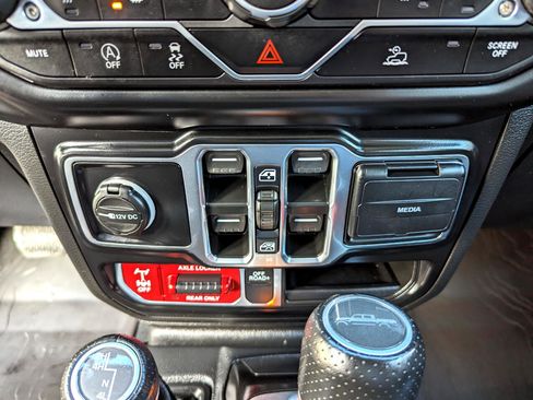 Used 2022 Jeep Gladiator Mojave w/ Cold Weather Group image 23