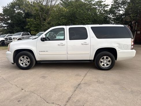 Used 2011 GMC Yukon XL SLT w/ SLT-2 Equipment Package AWD/4WD image 3