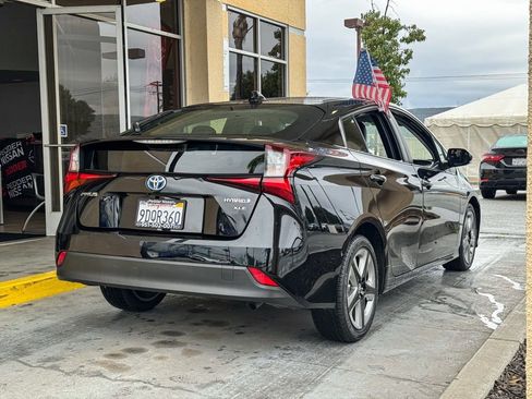 Used 2022 Toyota Prius XLE image 4