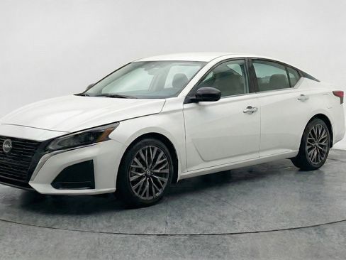 Used 2025 Nissan Altima 2.5 SV FWD image 3