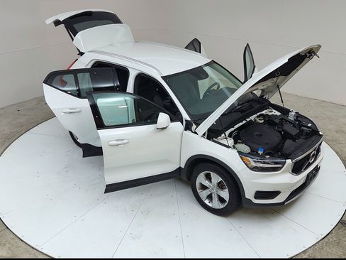 Used 2020 Volvo XC40 T4 Momentum FWD image 17