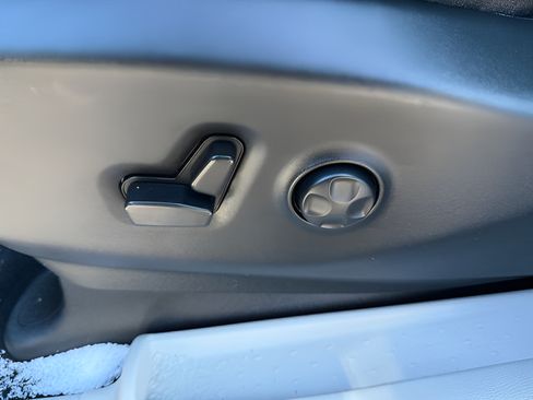 Used 2024 Chrysler Pacifica Touring-L FWD image 18