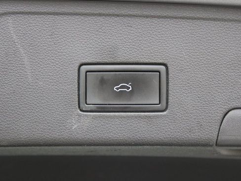 Certified 2021 Volkswagen Atlas Cross Sport SE image 28