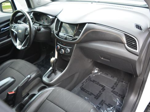 Used 2018 Chevrolet Trax LT w/ LT Convenience Package image 21