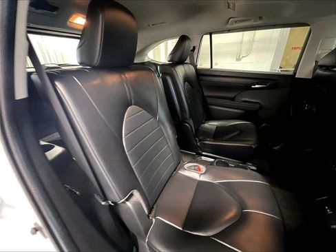 Used 2023 Toyota Highlander XLE AWD/4WD image 16