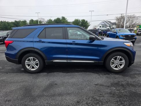 Used 2022 Ford Explorer XLT w/ Equipment Group 202A image 6