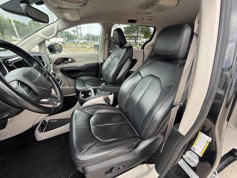 Used 2017 Chrysler Pacifica Touring-L w/ Tire & Wheel Group image 23