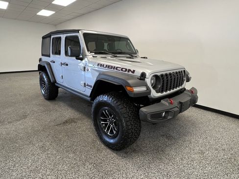 Used 2024 Jeep Wrangler Unlimited Rubicon w/ XTREMEE 35" Tire Package image 17